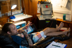 Randy Owens, of Ocala, has struggled with his failing kidneys for many years, enduring countless trips to an outpatient dialysis center that often left him exhausted and depressed. He’s now administering his own peritoneal dialysis in his own home.